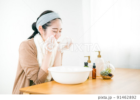 泡洗顔する女性 91462892