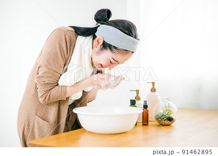洗顔をして洗い流す女性（すすぎ） 91462895