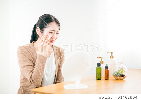 コットンを使ってスキンケアをする女性（化粧水・クレンジング） 91462904