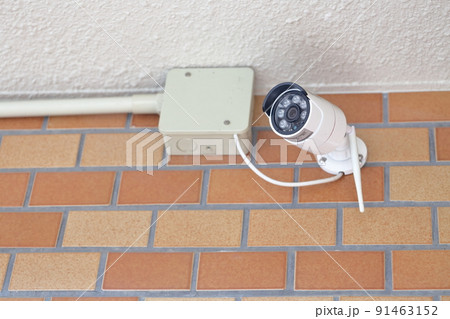 壁に取り付けられた防犯カメラ、監視カメラ 91463152