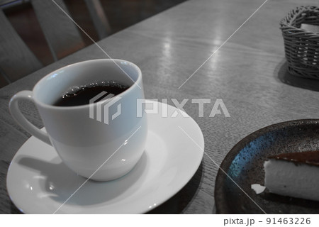 モノトーン風に撮影されたコーヒーとケーキ モノトーン風に撮影されたコーヒーとケーキ 91463226