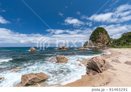 【新潟県村上市：笹川流れ・蓬莱山】笹川流れ蓬莱山は天下の奇勝。キャンプ、海水浴客、釣り人で賑わう。 91463291