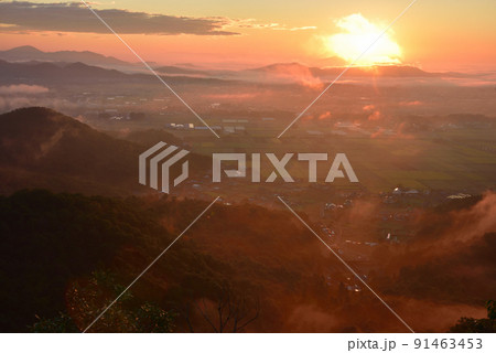 大小山山頂南側小ピークから朝霧の大小山山麓、三毳山、遠く筑波山から昇る朝日を見る 大小山山頂南側小ピークから朝霧の大小山山麓、三毳山、遠く筑波山から昇る朝日を見る 91463453