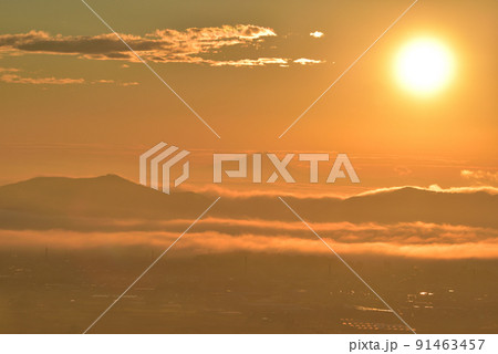 大小山山頂南側小ピークから朝日に光る雲海に浮かぶ三毳山、遠く筑波山を見る 大小山山頂南側小ピークから朝日に光る雲海に浮かぶ三毳山、遠く筑波山を見る 91463457
