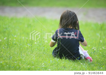 草原に座る女の子 草原に座る女の子 91463644
