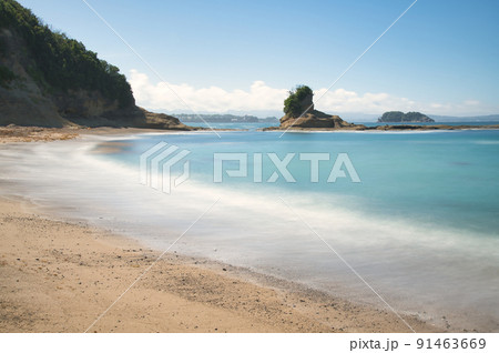 小目津崎(南部湾に浮かぶ鹿島を望む)　【和歌山県日高郡みなべ町】 91463669