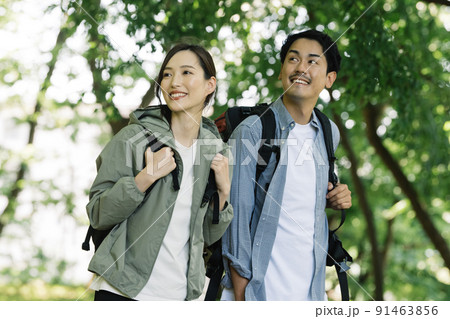 登山・ハイキングをするカップル 登山・ハイキングをするカップル 91463856