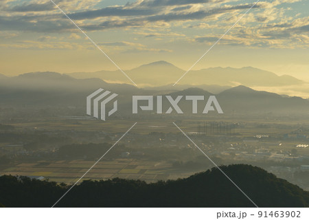 大小山山頂付近から東方面、西場富士と遠く雲海の向こう晃石山方面を見る 91463902