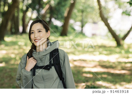 登山・トレッキング・ハイキングをする女性 登山・トレッキング・ハイキングをする女性 91463918