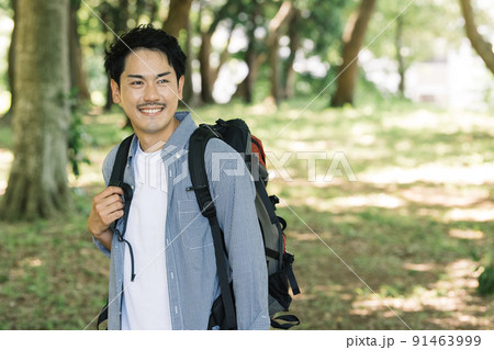 登山をする男性・ハイキング 91463999