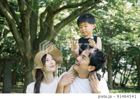 夏の家族旅行・男の子と若い夫婦イメージ 91464541