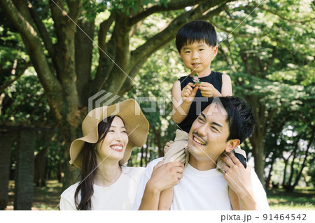 夏の家族旅行・男の子と若い夫婦イメージ 91464542