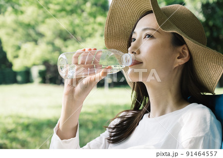 水を飲む女性・水分補給をする女性 91464557