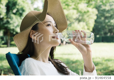 水を飲む女性・水分補給をする女性 91464558