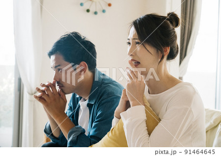 テレビを見るカップル・同棲イメージ 91464645