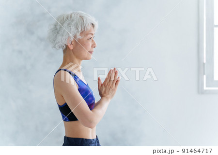 ヨガのポーズを取るミドル女性 91464717