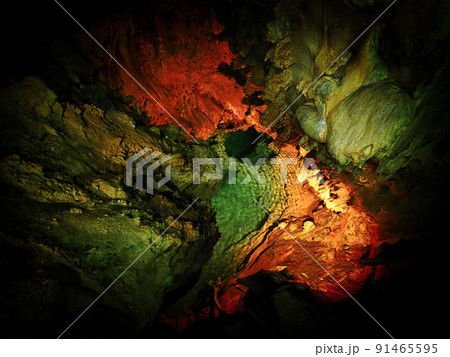 岩手県一関市　幽玄洞の地底湖 91465595