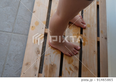 子供の足 91465865