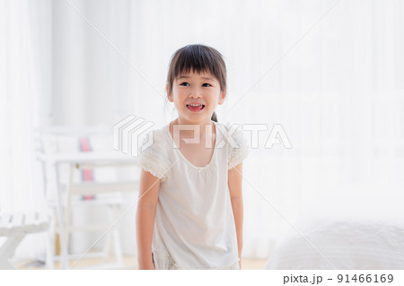 おうちで遊ぶ小さな女の子 91466169