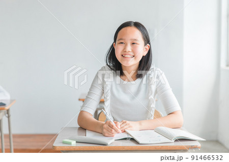 学校で勉強する高学年の小学生(塾・夏期講習) 学校で勉強する高学年の小学生(塾・夏期講習) 91466532