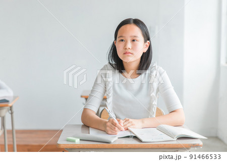 学校で勉強する高学年の小学生(塾・夏期講習) 学校で勉強する高学年の小学生(塾・夏期講習) 91466533