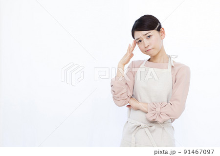 頭を悩ませている30代の主婦 91467097
