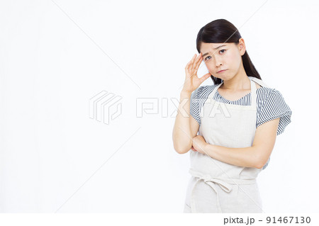 悩んでいる30代の主婦 91467130