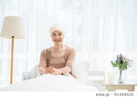 医療用帽子をかぶるミドル女性 医療用帽子をかぶるミドル女性 91468026