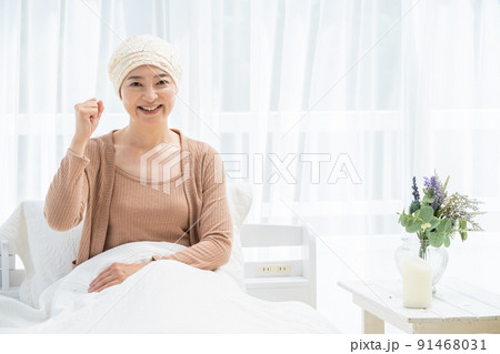 医療用帽子をかぶるミドル女性 91468031