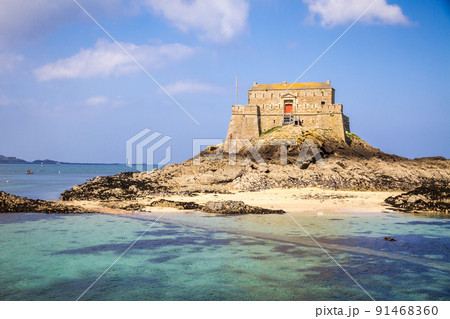 Fortified castel, Fort du Petit Be, beach and sea, Saint-Malo city, Brittany, France Fortified castel, Fort du Petit Be, beach and sea, Saint-Malo city, Brittany, France 91468360