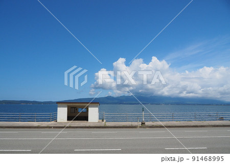 佐渡ヶ島のバス停留所(背合) 佐渡ヶ島のバス停留所(背合) 91468995