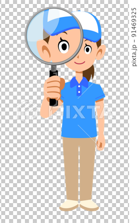 看著身穿短袖馬球衫和帽子的女工作人員的放大鏡 91469325