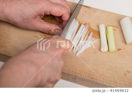 【ネギを三徳包丁で千切り】 91469632