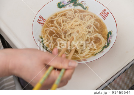 【ミドル主婦が茹で上がったラーメンの麺を器に盛る】 【ミドル主婦が茹で上がったラーメンの麺を器に盛る】 91469644