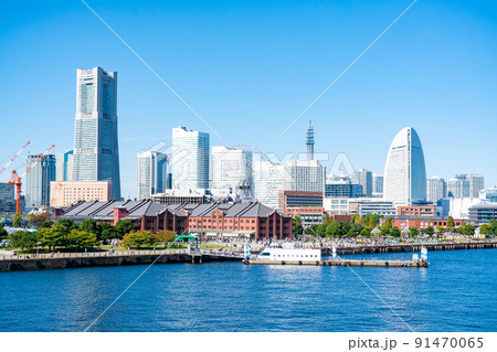 【神奈川県】真っ青な空の横浜みなとみらい 91470065