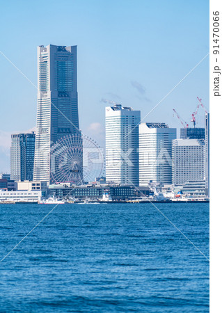 【神奈川県】真っ青な空と横浜みなとみらい 91470066