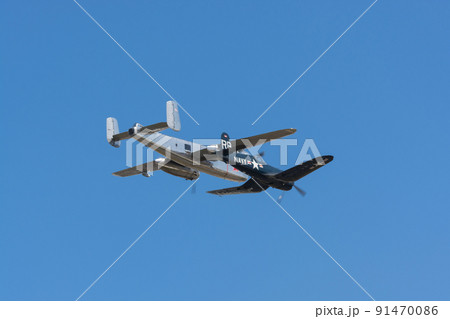 B-25Jミッチェル爆撃機を護衛するF4U-4コルセア艦上戦闘機 B-25Jミッチェル爆撃機を護衛するF4U-4コルセア艦上戦闘機 91470086