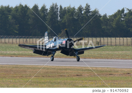 アメリカ海軍F4U-4コルセア艦上戦闘機着陸 91470092
