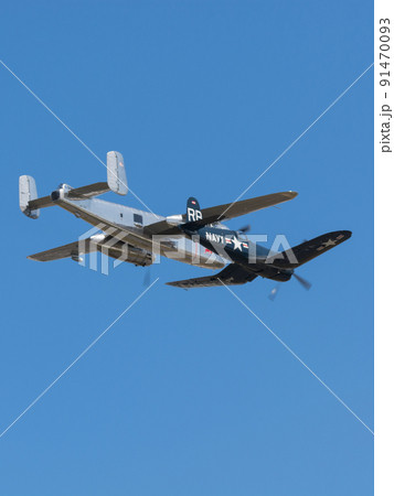 B-25Jミッチェル爆撃機を護衛するF4U-4コルセア艦上戦闘機 91470093
