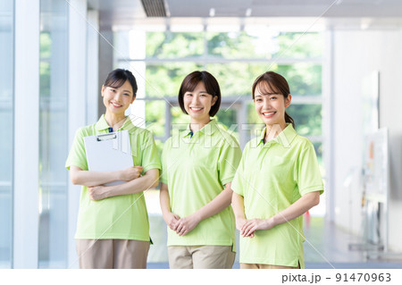 若い介護スタッフの女性 若い介護スタッフの女性 91470963