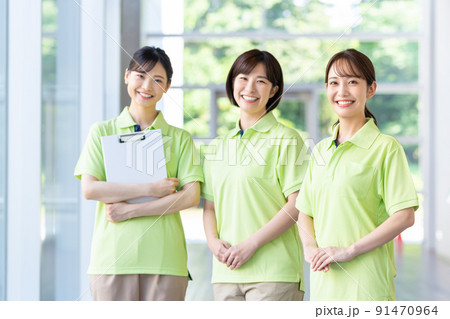 若い介護スタッフの女性 若い介護スタッフの女性 91470964