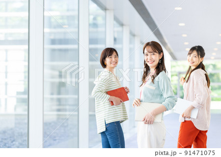 オフィスの若いビジネスウーマン　 91471075