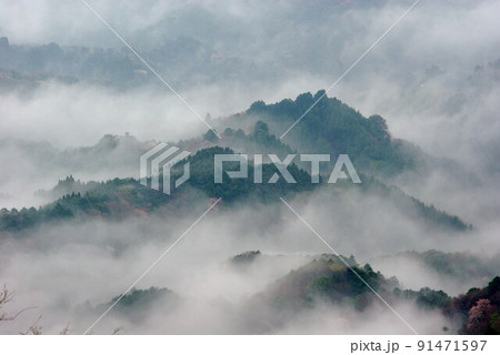 雲海 山並に雲がわき 流れていく 雲海 山並に雲がわき 流れていく 91471597