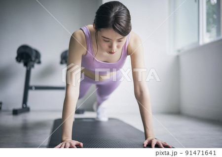 スポーツジム　トレーニング　腕立て伏せ 91471641