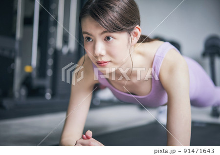 スポーツジム　トレーニング　腕立て伏せ 91471643