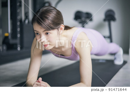 スポーツジム トレーニング 腕立て伏せ スポーツジム トレーニング 腕立て伏せ 91471644