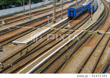 view of the infrastructure of the railway station - rails, platform and passenger railcars, without people 91472165