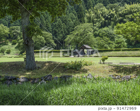 一乗谷朝倉氏遺跡 朝倉館跡・唐門を望む 一乗谷朝倉氏遺跡 朝倉館跡・唐門を望む 91472969