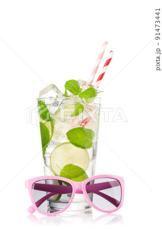 Mojito cocktail and sunglasses 91473441