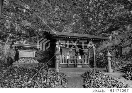 天岩戸神社 天安河原 モノクロ 【宮崎県西臼杵郡高千穂町】 天岩戸神社 天安河原 モノクロ 【宮崎県西臼杵郡高千穂町】 91475097
